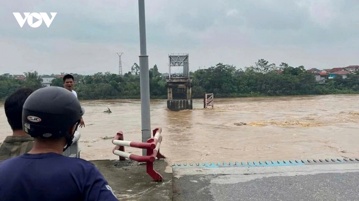 Bridge collapse update: First five rescued, search operations underway